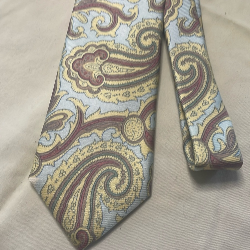 Gloria Vanderbilt - 100% Silk - Paisley